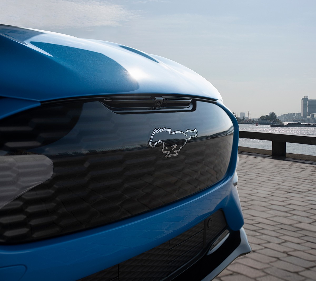 Ford Mustang Mach-E GT in Blau. Dreiviertel-Frontansicht mit Blick auf das Mustang Pony.