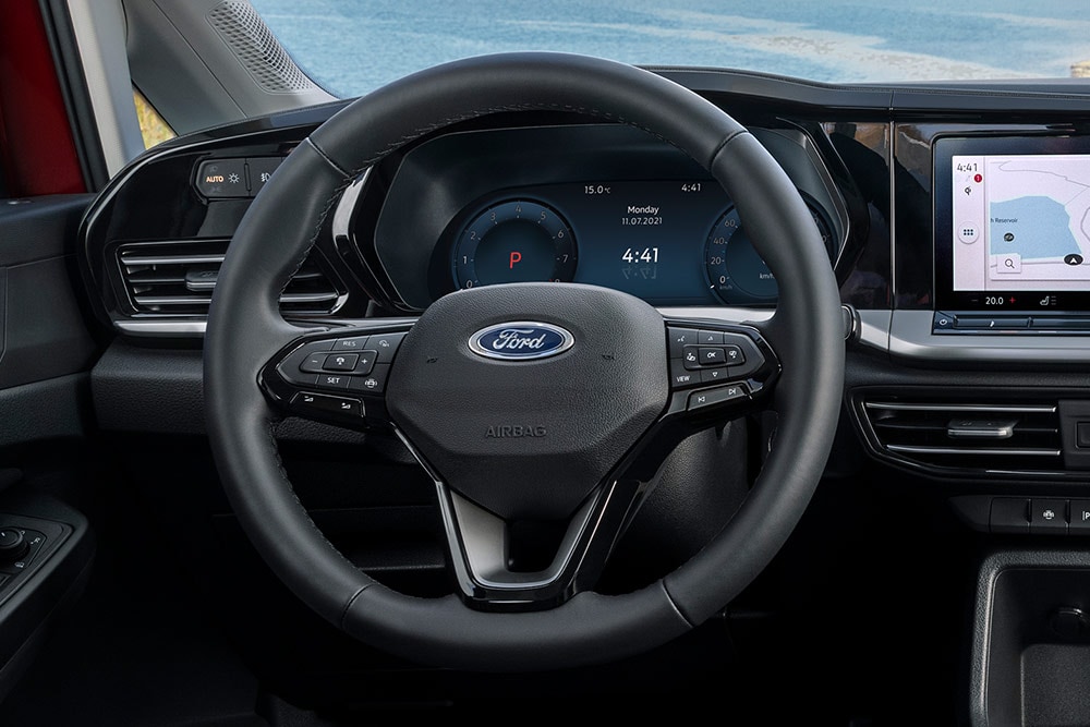 Ford Tourneo Connect Fahrerkabine Ausschnitt mit Lenkrad und digitalem Kombiinstrument