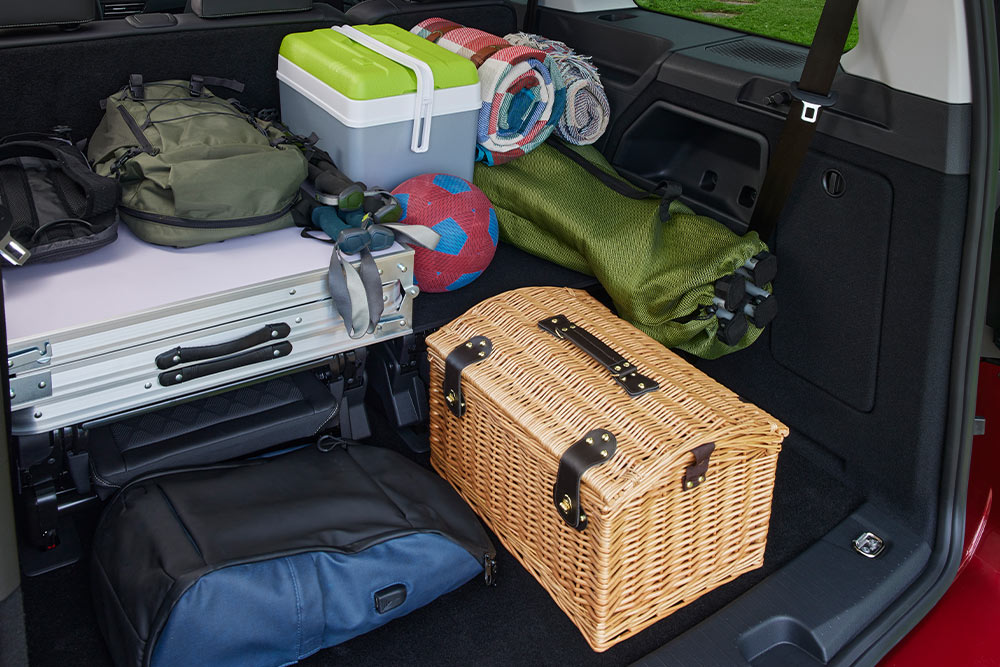 Ford Tourneo Connect: Blick vom Heck in den beladenen Gepäckraum