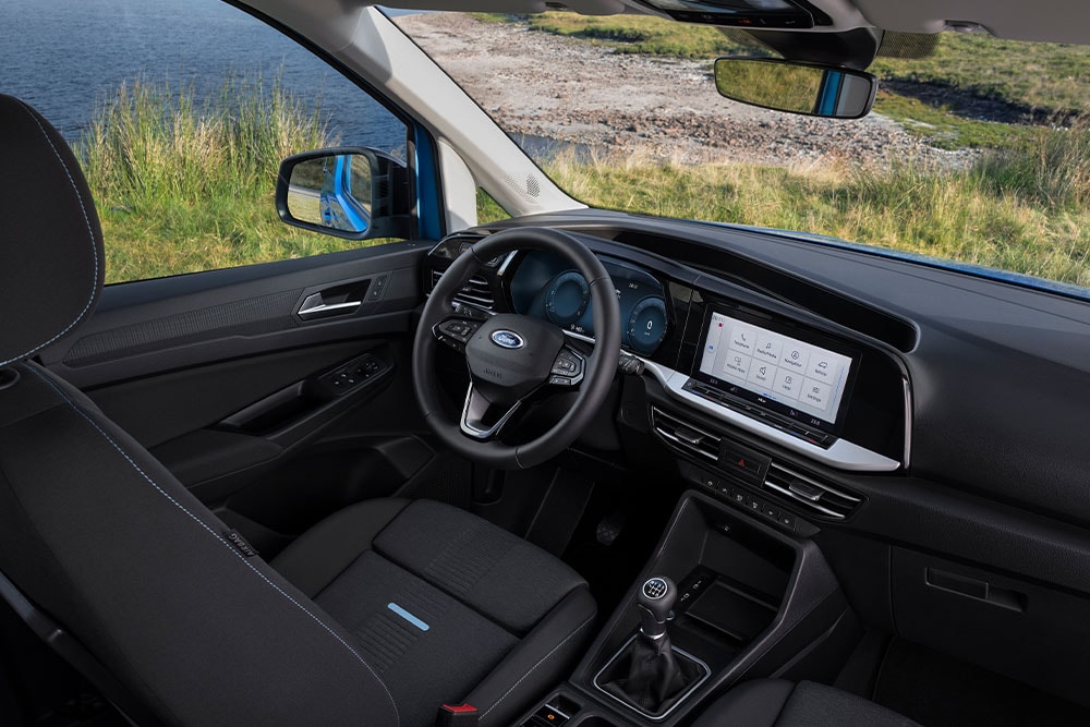 Ford Tourneo Connect Innenraumansicht von der 2. Sitzreihe auf Fahrersitz, Lenkrad und Armaturenträger