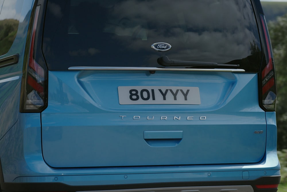 Ford Tourneo Connect in Blau Ausschnitt Heckansicht 