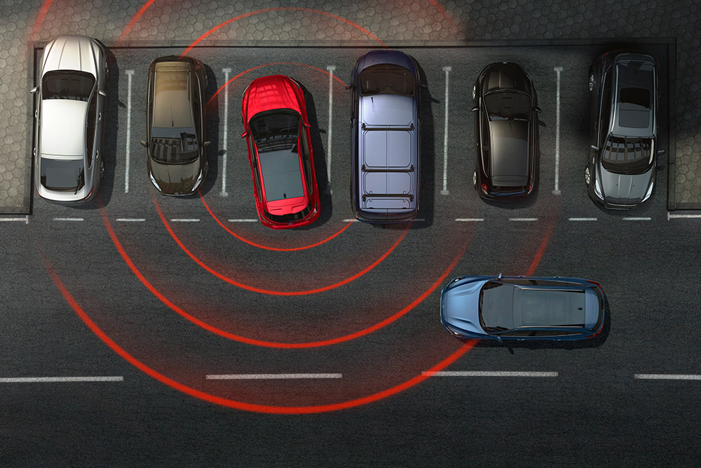 Grafik, die ein Ford Fahrzeug beim Rückwärtsausparken mit aktivierter Querverkehrswarnung zeigt.