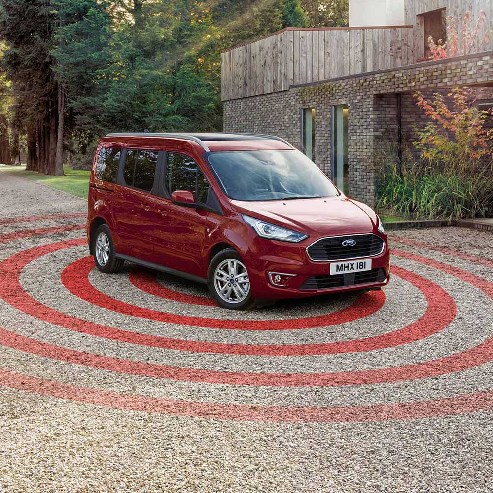 Ford Transit Connect mit Grafik des Alarmradars