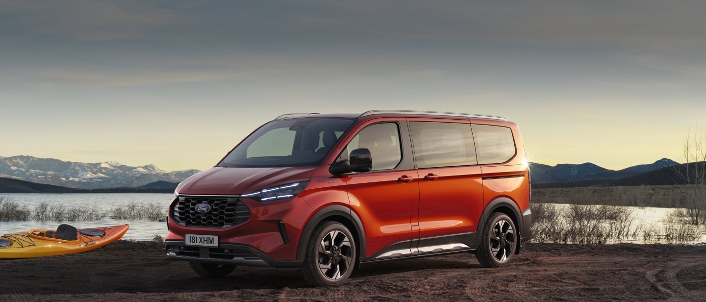 https://www.de.ford.ch/content/dam/guxeu/rhd/central/cars/2022-V710-tourneo-custom/future-vehicle/headers/ford-tourneo-eu-1165_Ford_V710_Shot07_Active_F34_COMP_v02f-21x9-2160x925.jpg.renditions.original.png