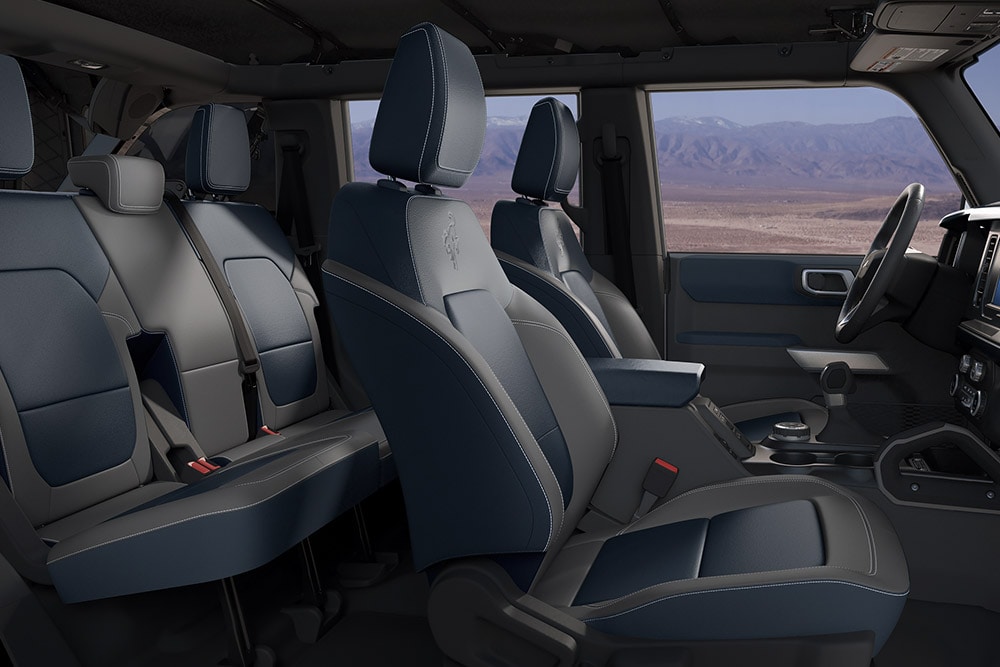 Ansicht des Interieurs der mit Leder besetzten, elektrisch beheizten Sitze des neuen Ford Bronco.
