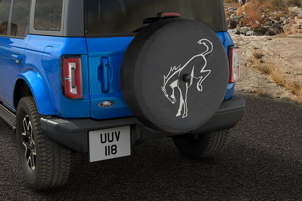Rückansicht eines blauen Ford Bronco mit einem auf der Rückseite montierten Reserverad.