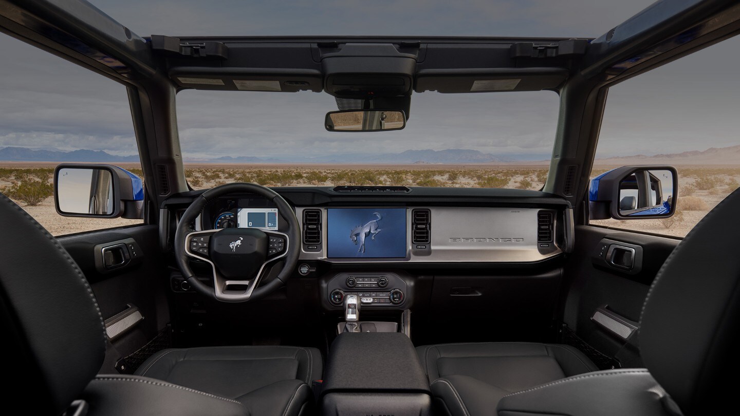 Ford Bronco. Innenraumansicht des Cockpits mit Lenkrad und Ford SYNC 4.