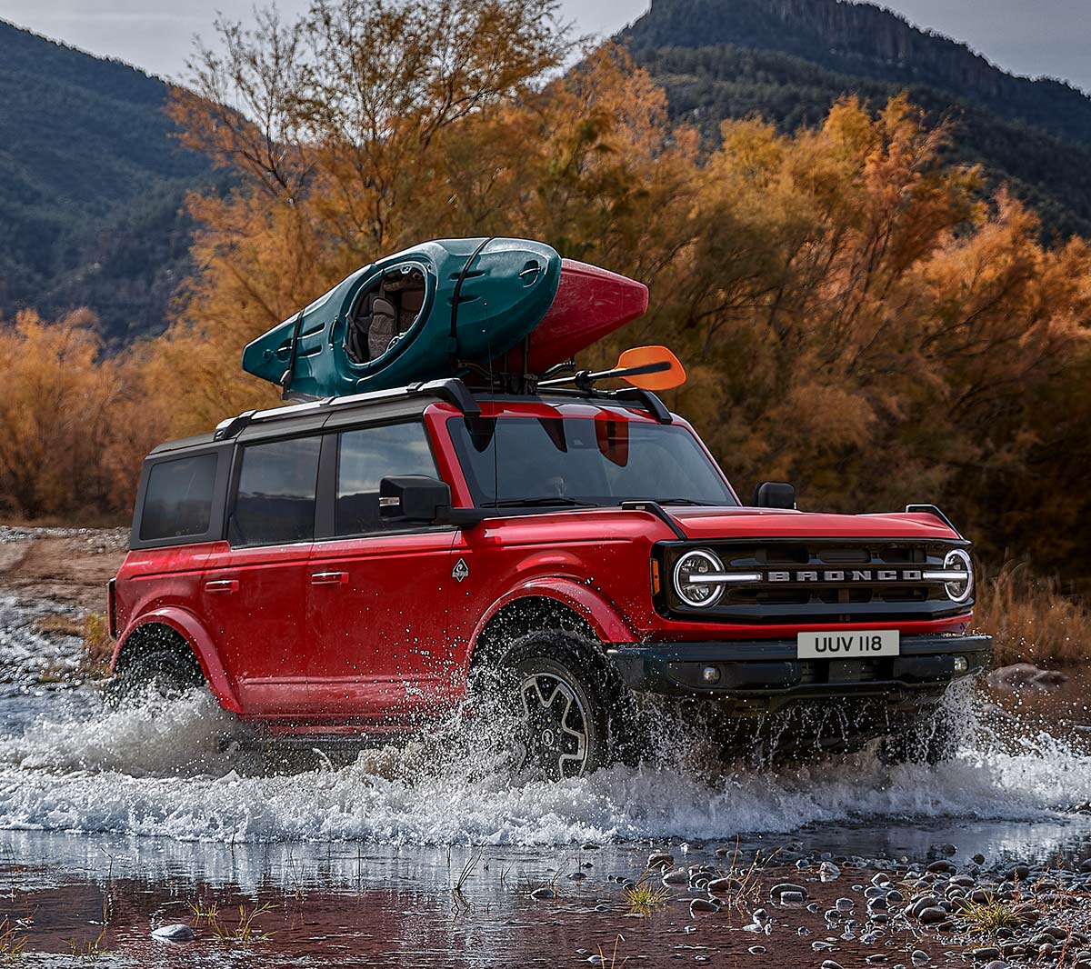 Ford Bronco in Rot. Dreiviertel-Frontansicht mit Blick auf die Frontscheinwerfer.