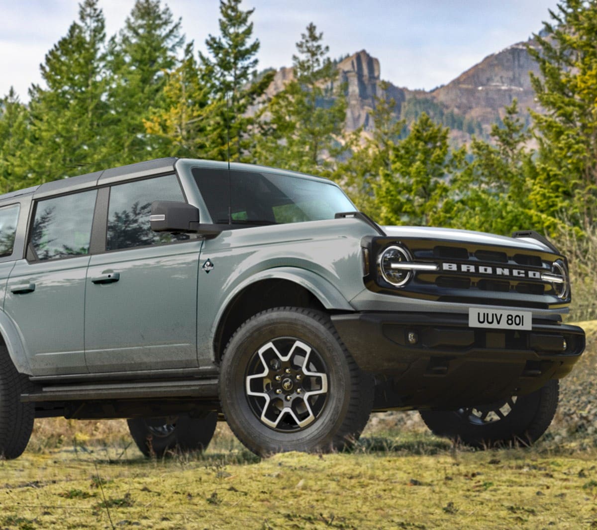 Ford Bronco in Grau. Dreiviertel-Frontansicht, in der Natur fahrend.