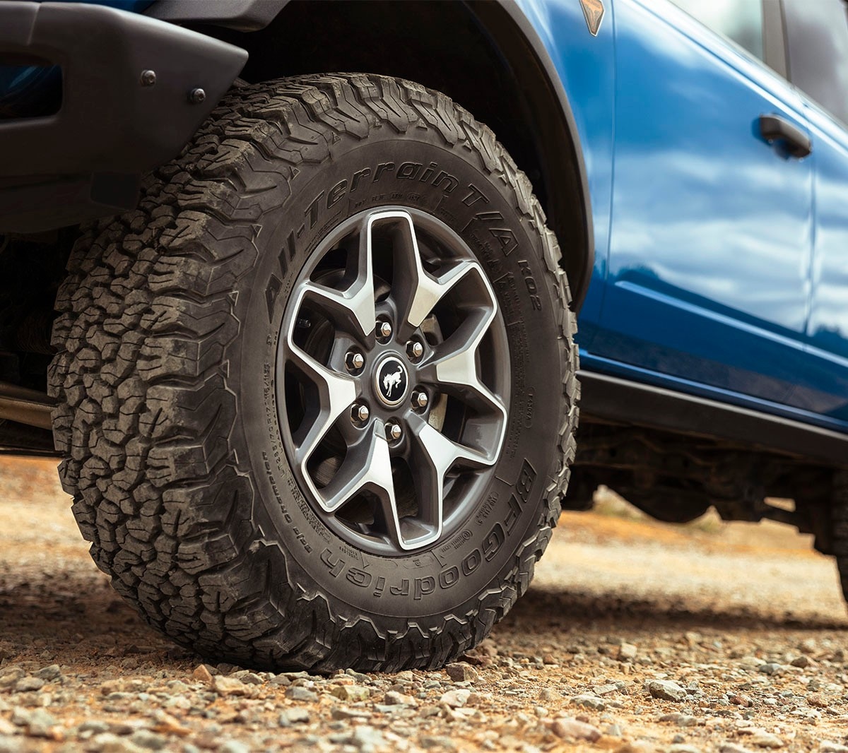 Ford Bronco in Blau. Detailansicht Reifen und Felge