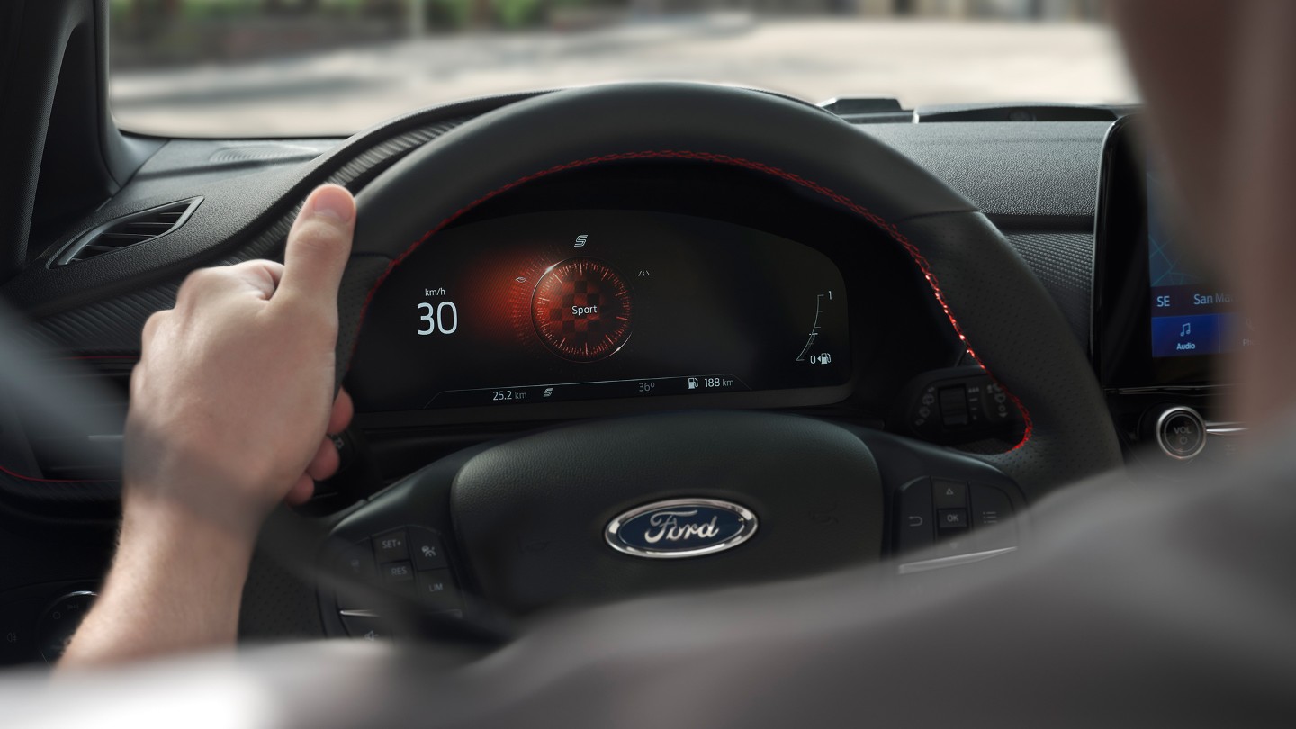 Ford Fiesta ST. Innenansicht Lenkrad und digitale Instrumententafel.