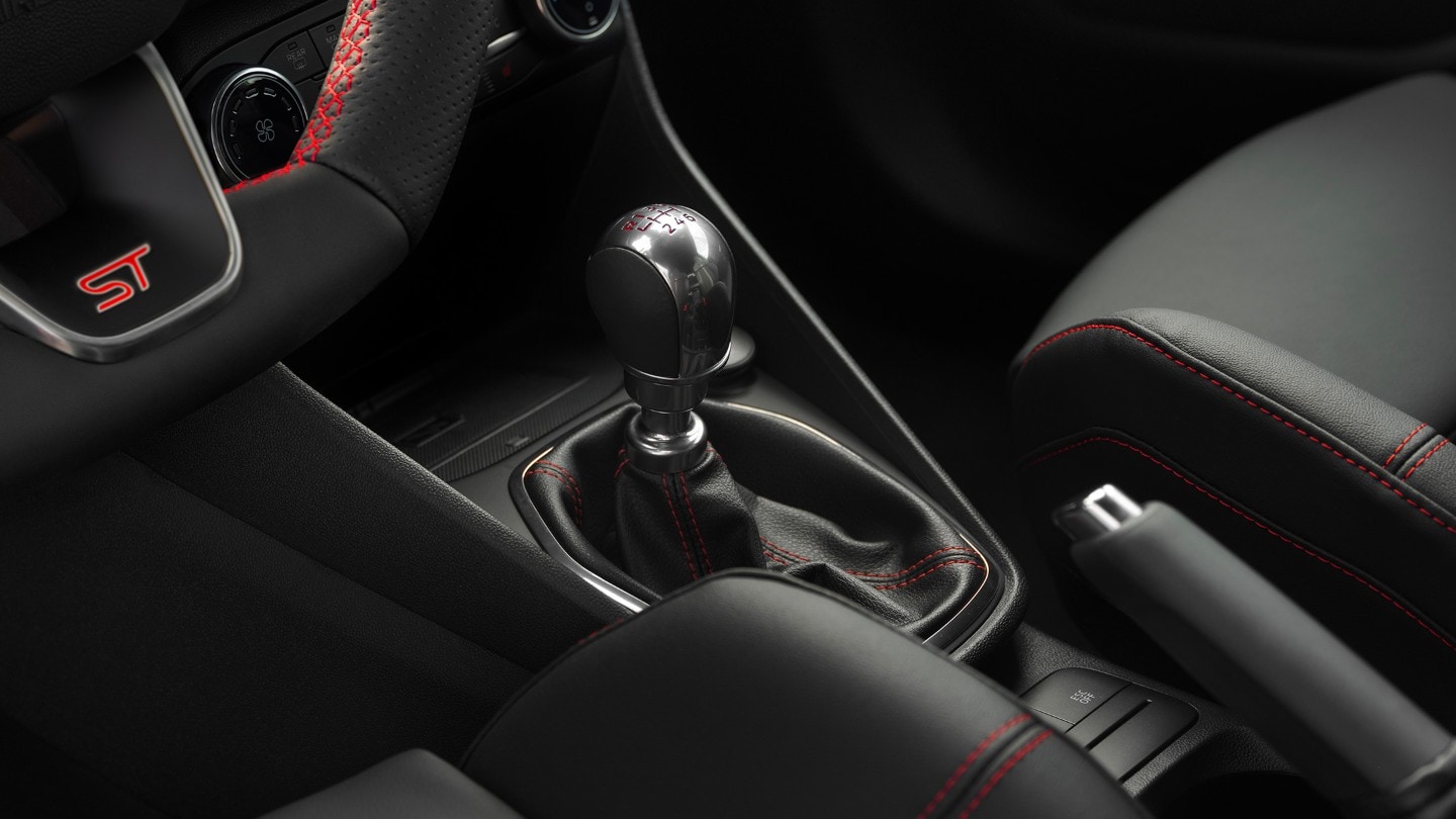 Ford Fiesta ST. Innenraum-Detailansicht mit Blick auf den Schaltknauf und die Mittelkonsole zum kabellosen Laden.