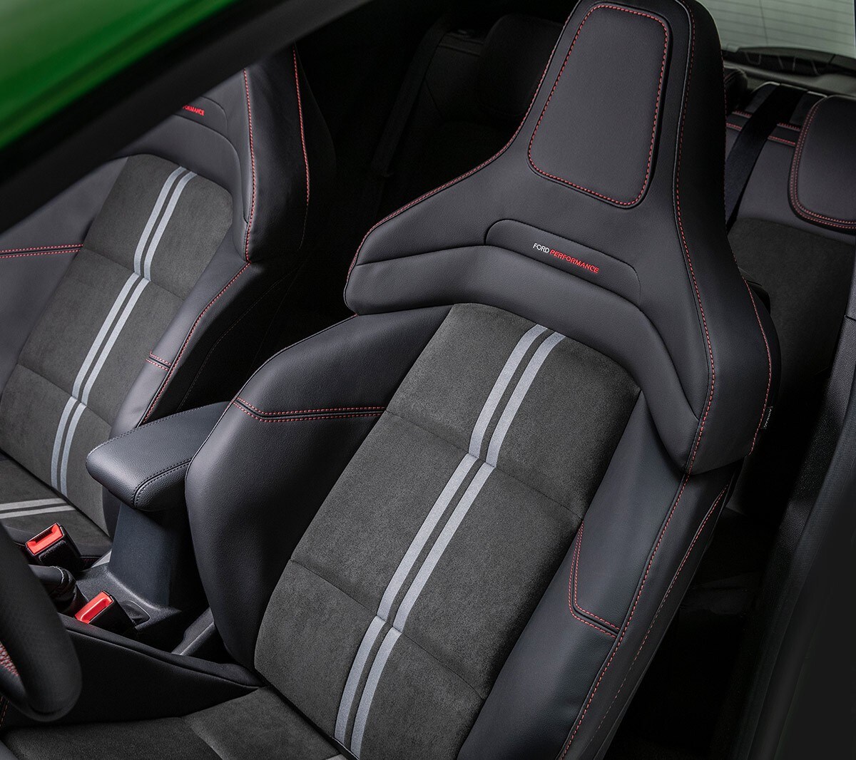 Ford Fiesta ST. Innenraum mit Blick auf die Ford Performance Sportsitze.