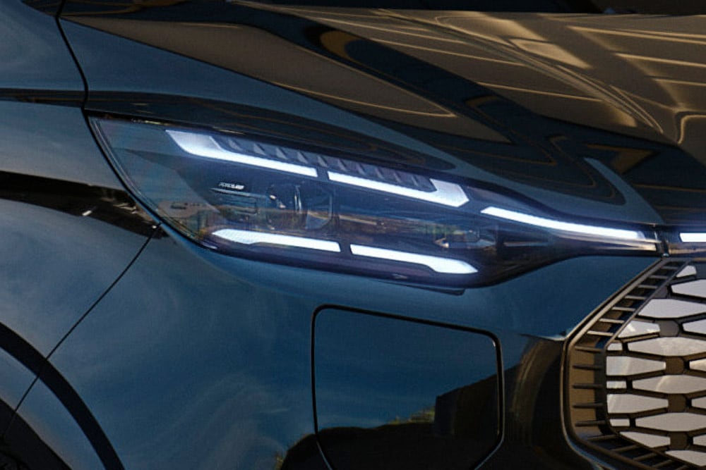 Nahaufnahme der LED-Scheinwerfer des Ford Tourneo Custom, beleuchtet