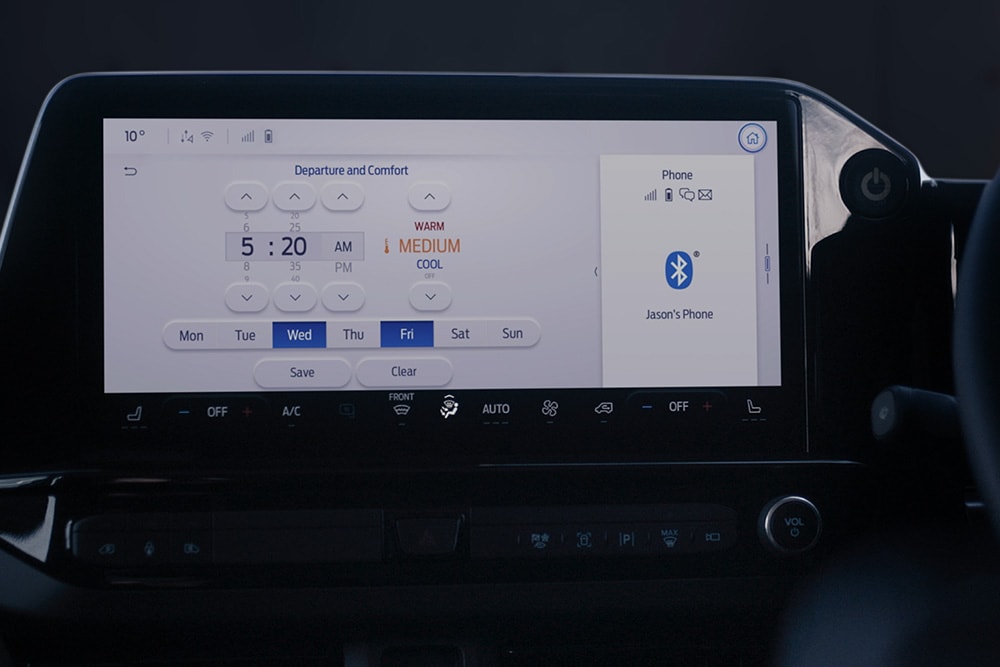 Dashboard des E-Tourneo Custom zeigt Abfahrts- und Komforteinstellungen inklusive geplante Vorheizung