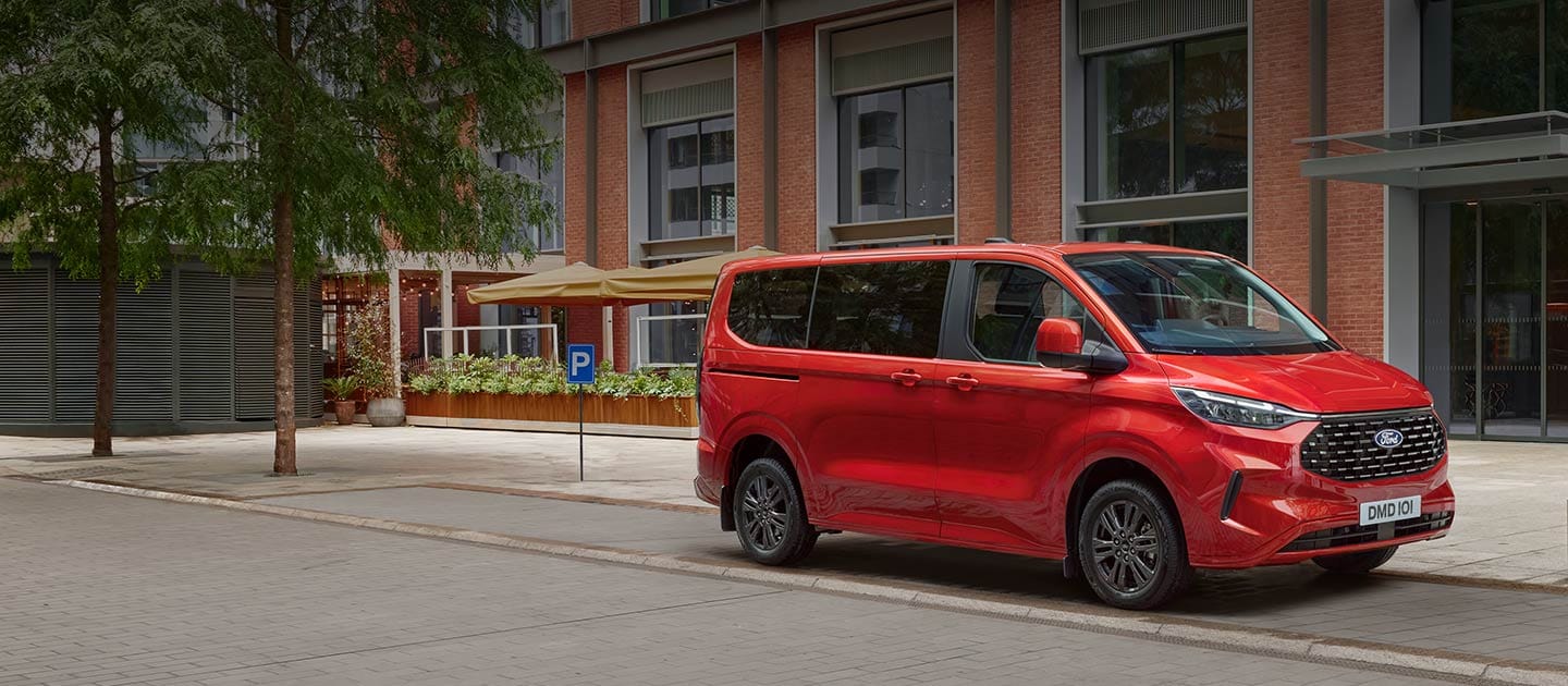 Roter Ford Tourneo Custom parkt auf Stadtstrasse