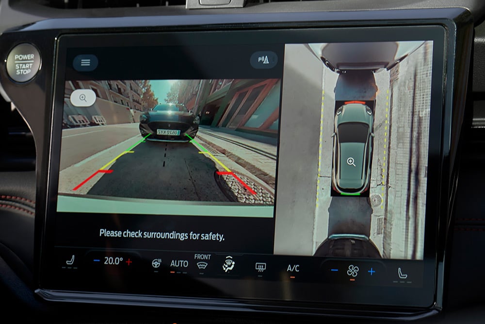 Eine Nahaufnahme der 360°-Kamera, die die Einparkhilfe des vollelektrischen Ford Puma Gen-E® demonstriert.