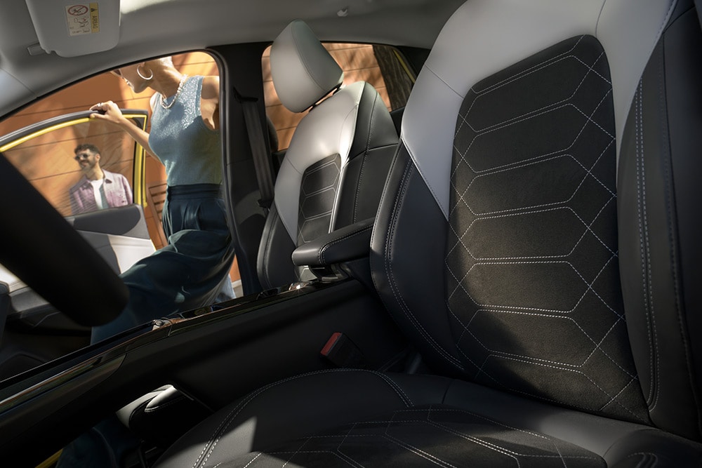 Nahaufnahme der schwarz-grauen ergonomischen Sitze im vollelektrischen Ford Puma Gen-E®.