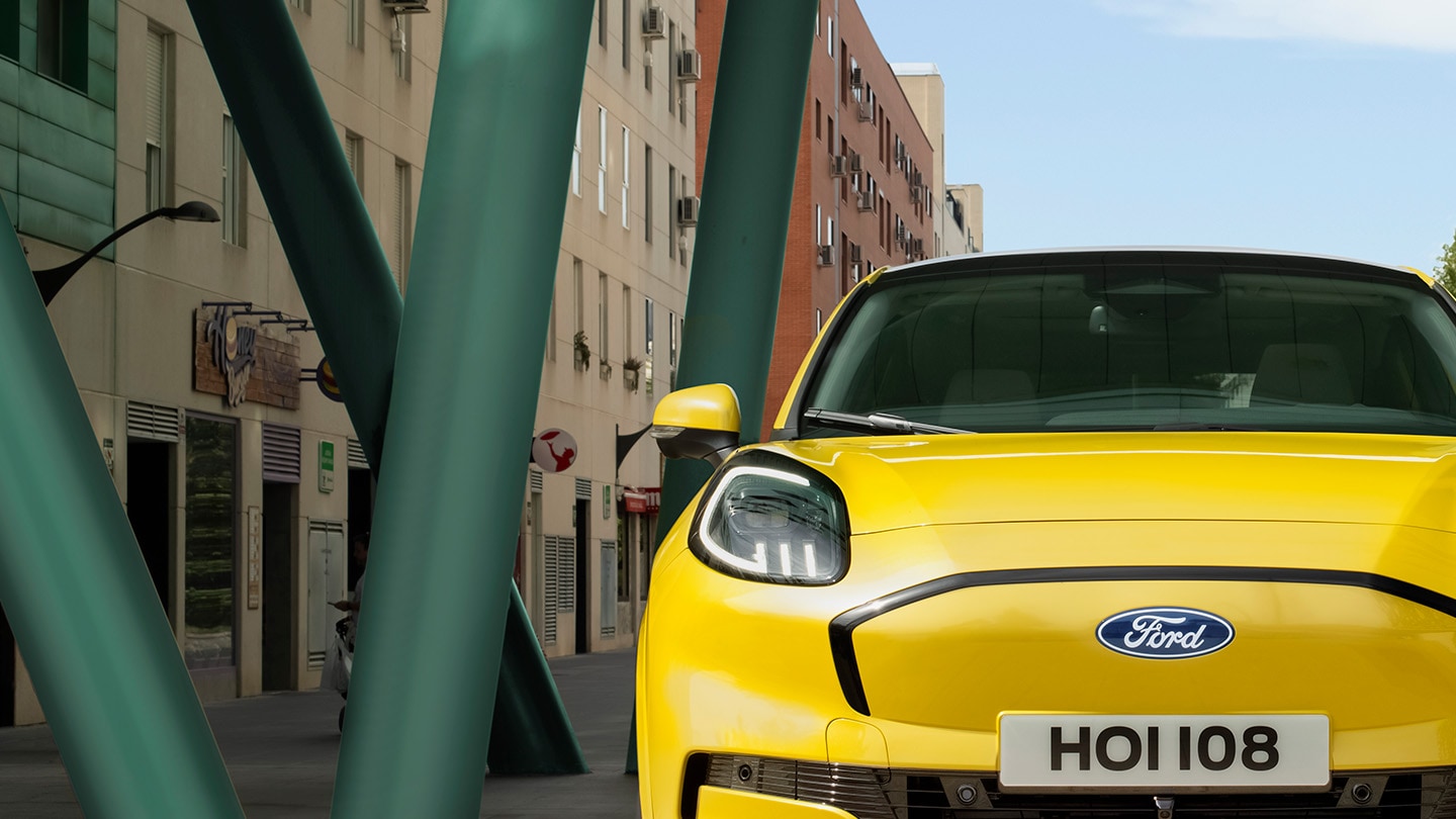 Eine Nahaufnahme der Front des Ford Puma Gen-E® in Gelb.