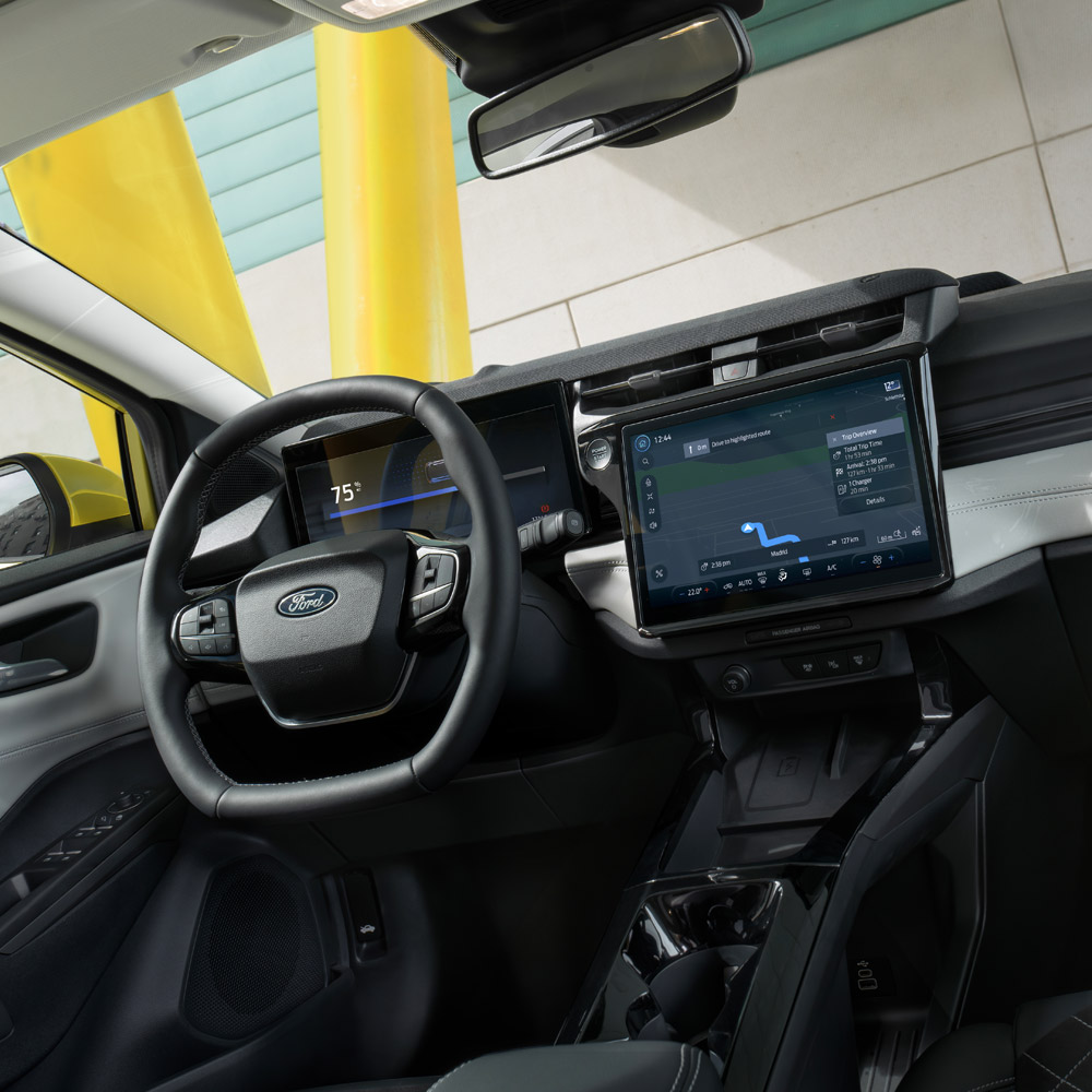 Innenraum des Ford Puma Gen-E® mit grossem Touchscreen und dem mit der Cloud verbundenen Satellitennavigationssystem.