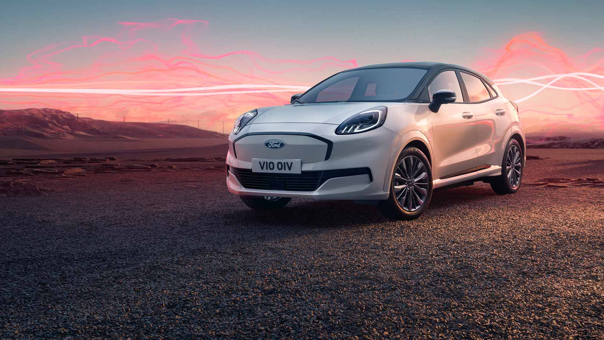 Ford Puma Gen-E Sound Edition in weiss, parkend mit roter Schallwellengrafik im Hintergrund.