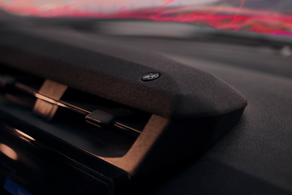 Nahaufnahme eines Lautsprechers des B&O Soundsystems der Ford Puma Sound Edition.