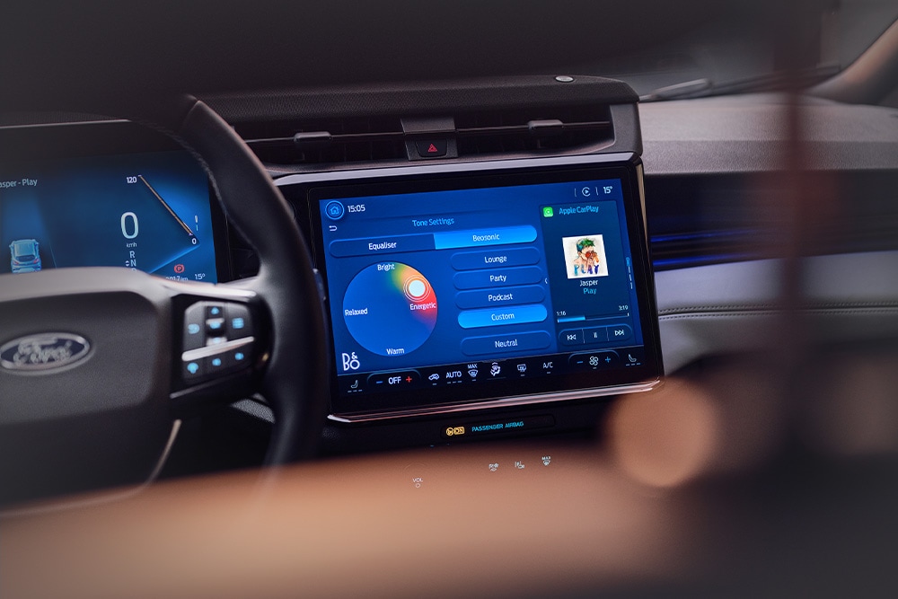 Nahaufnahme des grossen Touchscreens der Ford Puma Gen-E Sound Edition.