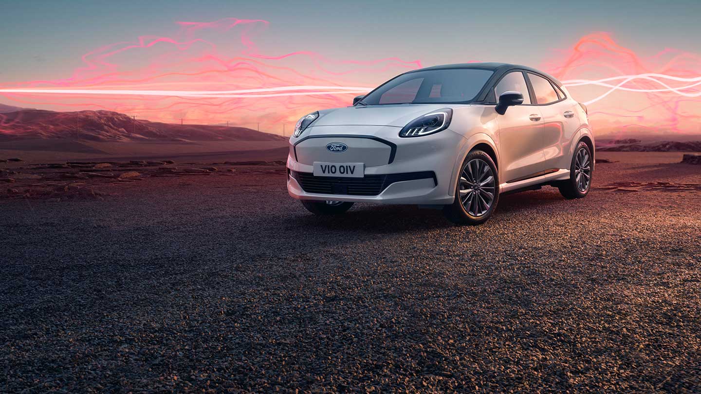 Der Ford Puma Gen-E Sound Edition in weiss, parkend mit roter Schallwellengrafik im Hintergrund.