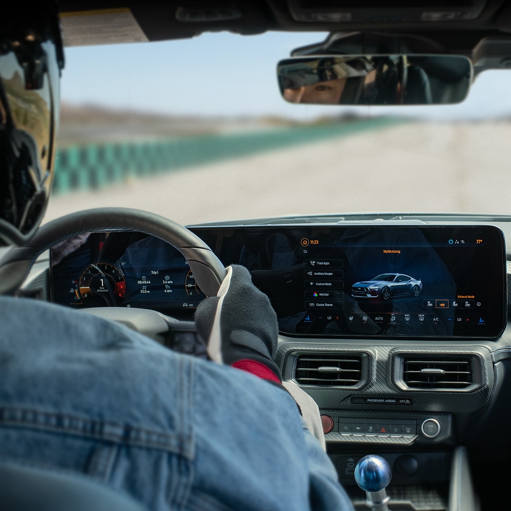 Innenraum des Ford Mustang mit Streckendaten auf dem SYNC™-Touchscreen