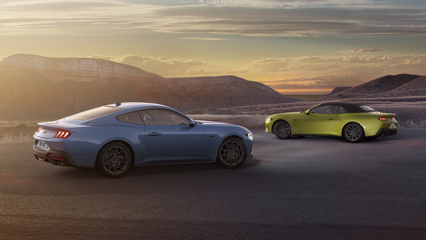 Ford Mustang Fastback und Cabrio nebeneinander parkiert