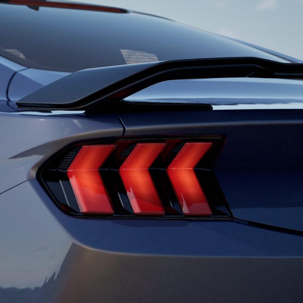 Heckansicht des Ford Mustang Dark Horse auf einem Parkplatz