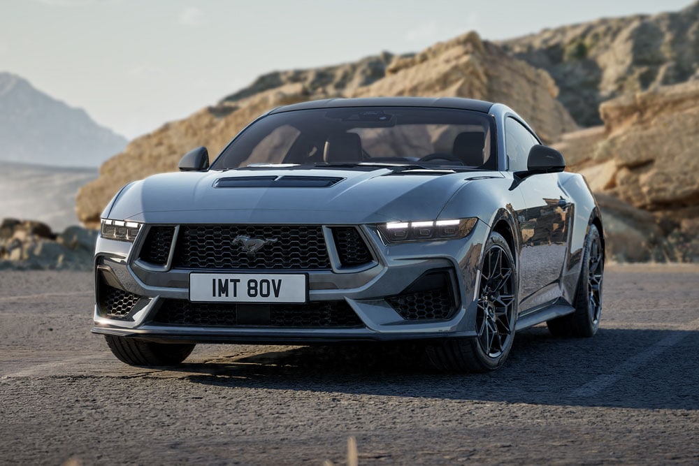 Ford Mustang GT Nite Pony Coupé in Carbonised Grey, geparkt auf einer Bergstraße