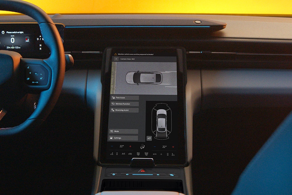 Der Touchscreen des Ford Capri® mit einer Split-Screen-Ansicht des 360-Grad-Kamerasystems und den Hilfslinien des Park-Assistenten.