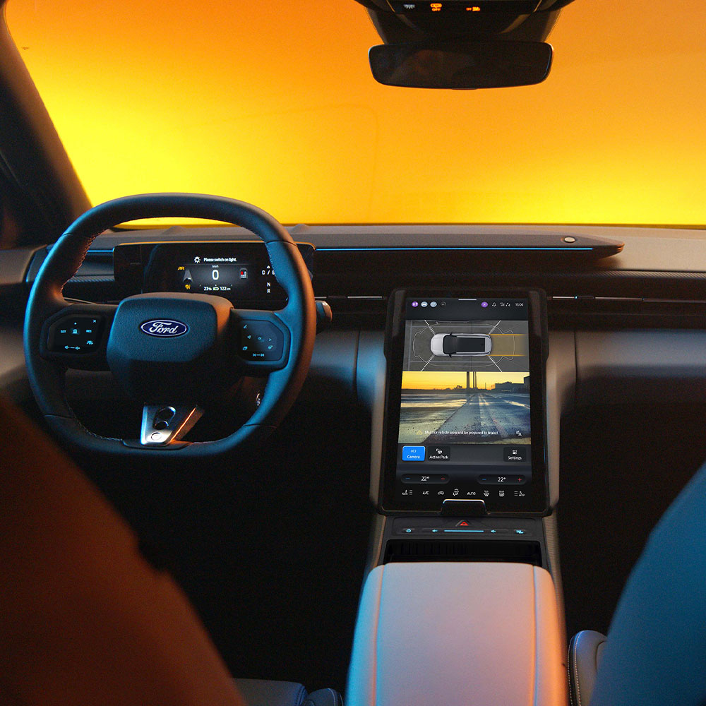 Der Touchscreen des Ford Capri®, auf dem das 360°-Rückfahrkamerasystem und die Anweisungen der Einparkhilfe angezeigt werden.