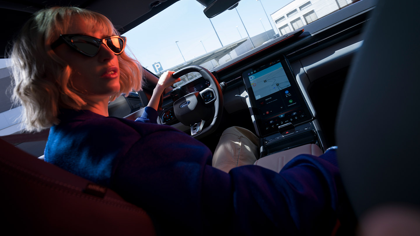 Der vollelektrischen Ford Capri®. Zu sehen sind das Lenkrad, das Armaturenbrett und der grosse Ford SYNC®& Move-Touchscreen.
