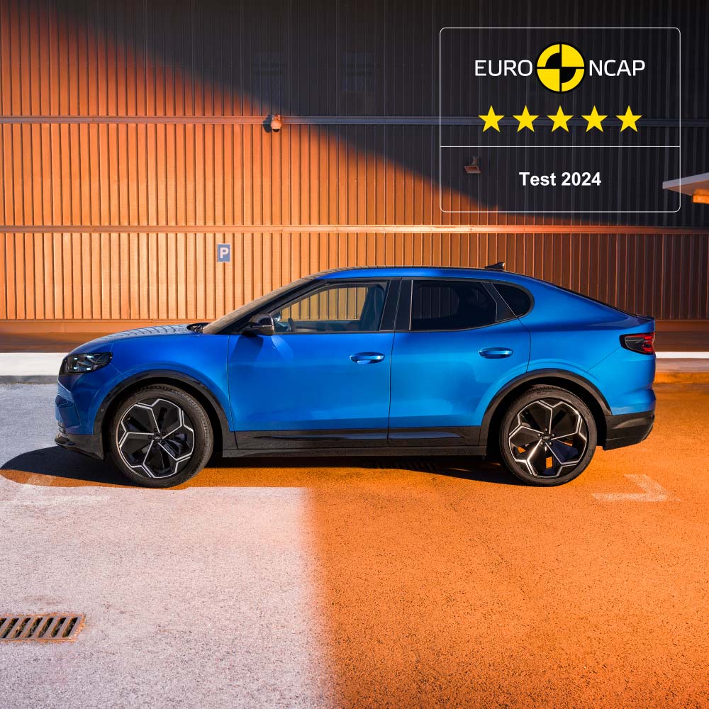 Eine Seitenansicht eines blauen Ford Capri. Die 5-Sterne-Sicherheitsbewertung von Euro NCAP für 2024 wird in der oberen rechten Ecke angezeigt.