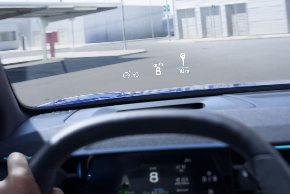 Nahaufnahme des Head-Up Displays des neuen vollelektrischen Ford Capri® mit wichtigen Fahrdetails.