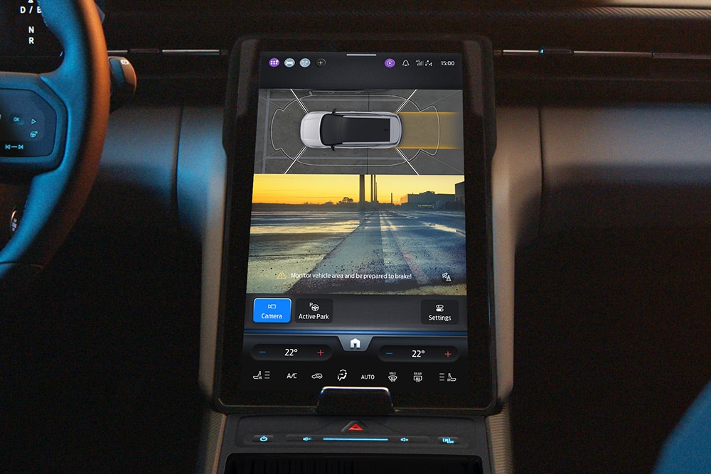 Der Touchscreen des Ford Capri®, auf dem das 360°-Rückfahrkamerasystem und die Anweisungen der Einparkhilfe angezeigt werden.