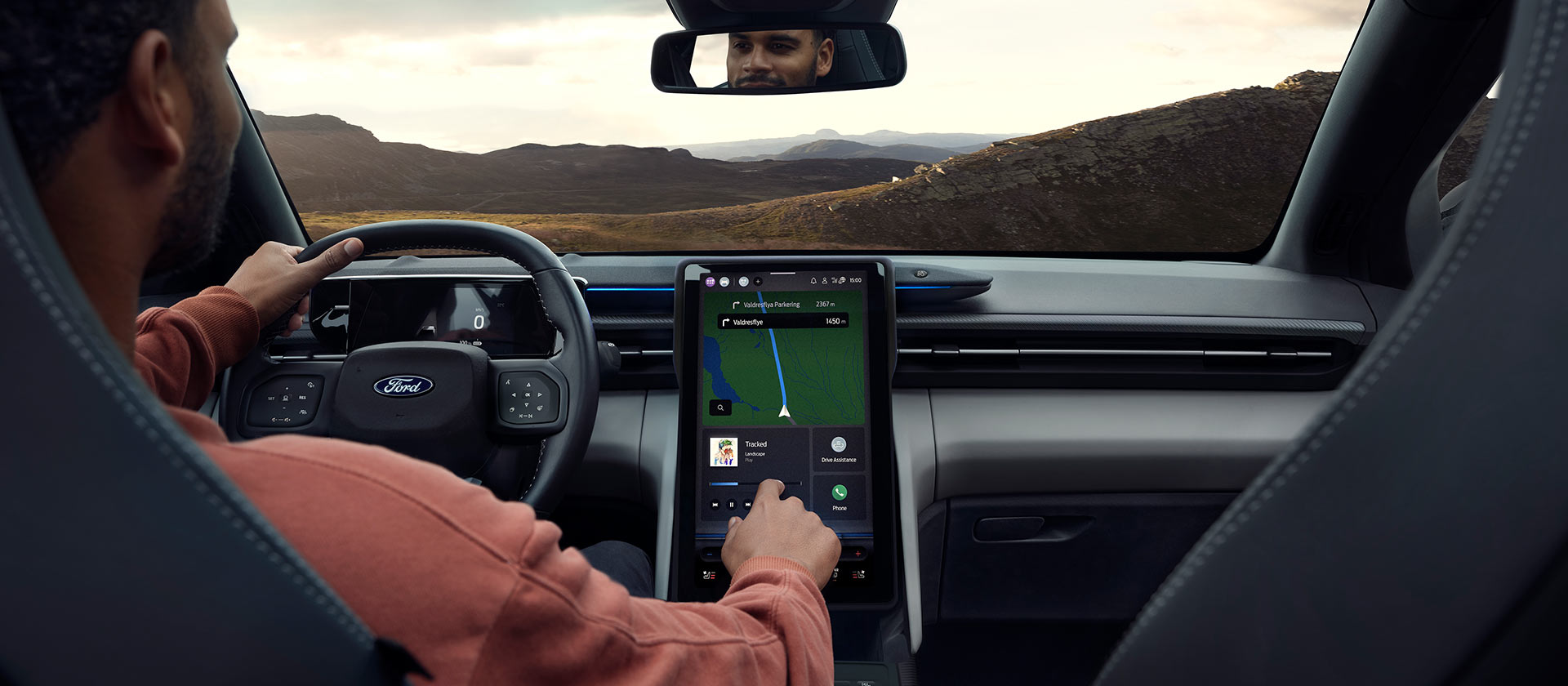 Der Fahrer interagiert mit dem 14,6-Zoll-Touchscreen SYNC Move des Ford Explorer.