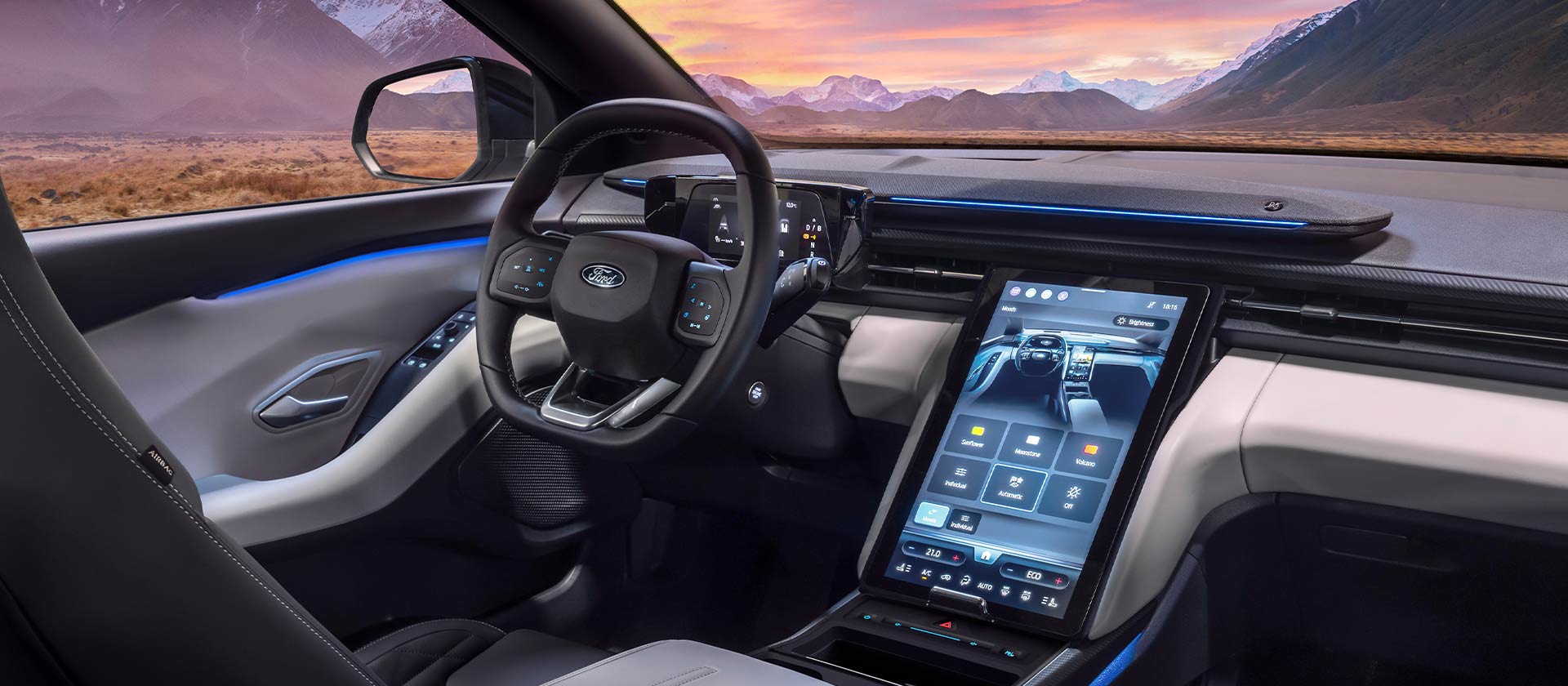 Das Interieur des vollelektrischen Ford Explorer mit blauer Ambientebeleuchtung.