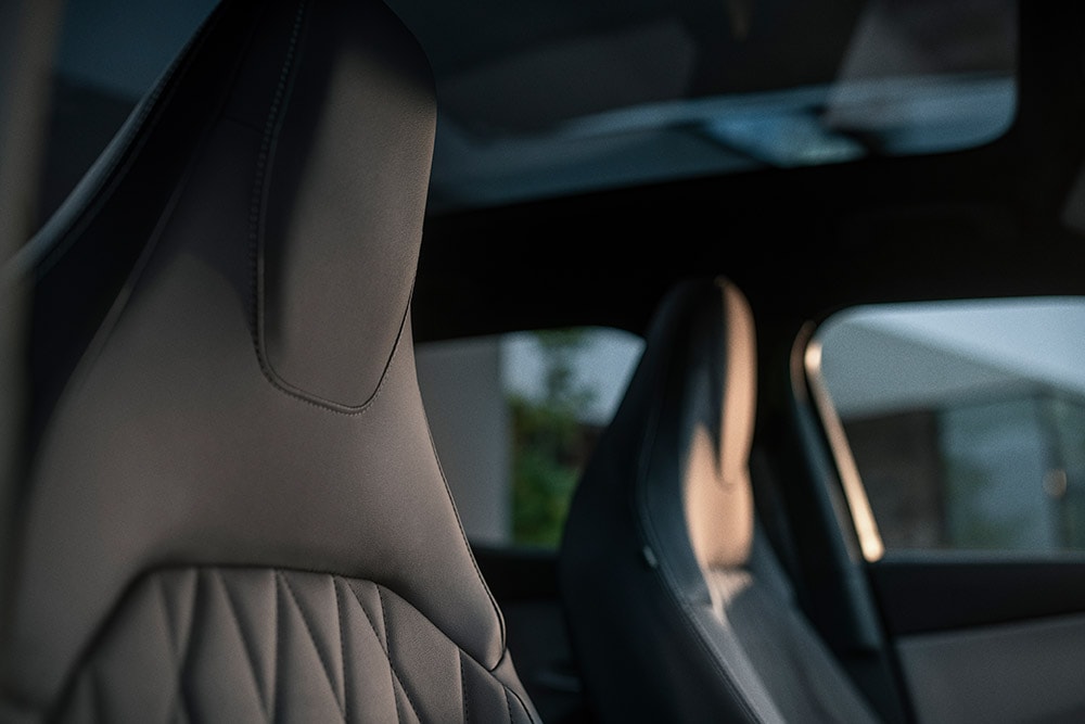 Nahaufnahme der luxuriösen schwarzen Sensico-Sitze im elektrischen Ford Explorer.