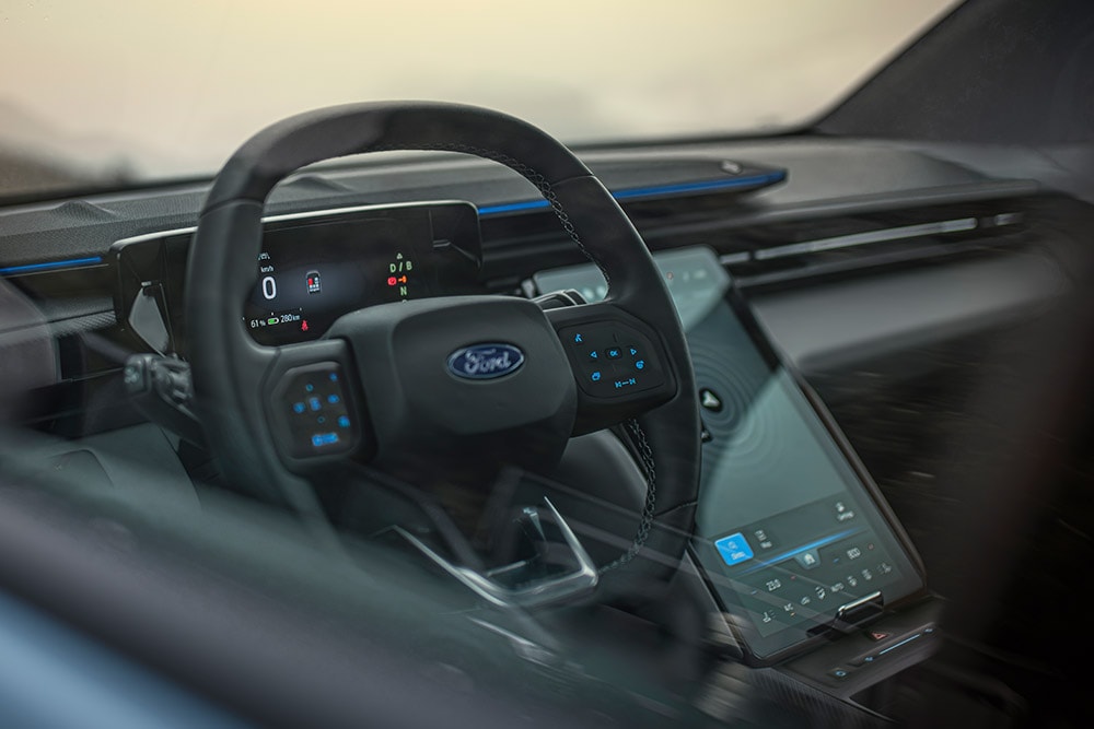 Nahaufnahme des beheizbaren Lenkrads im elektrischen Ford Explorer. 