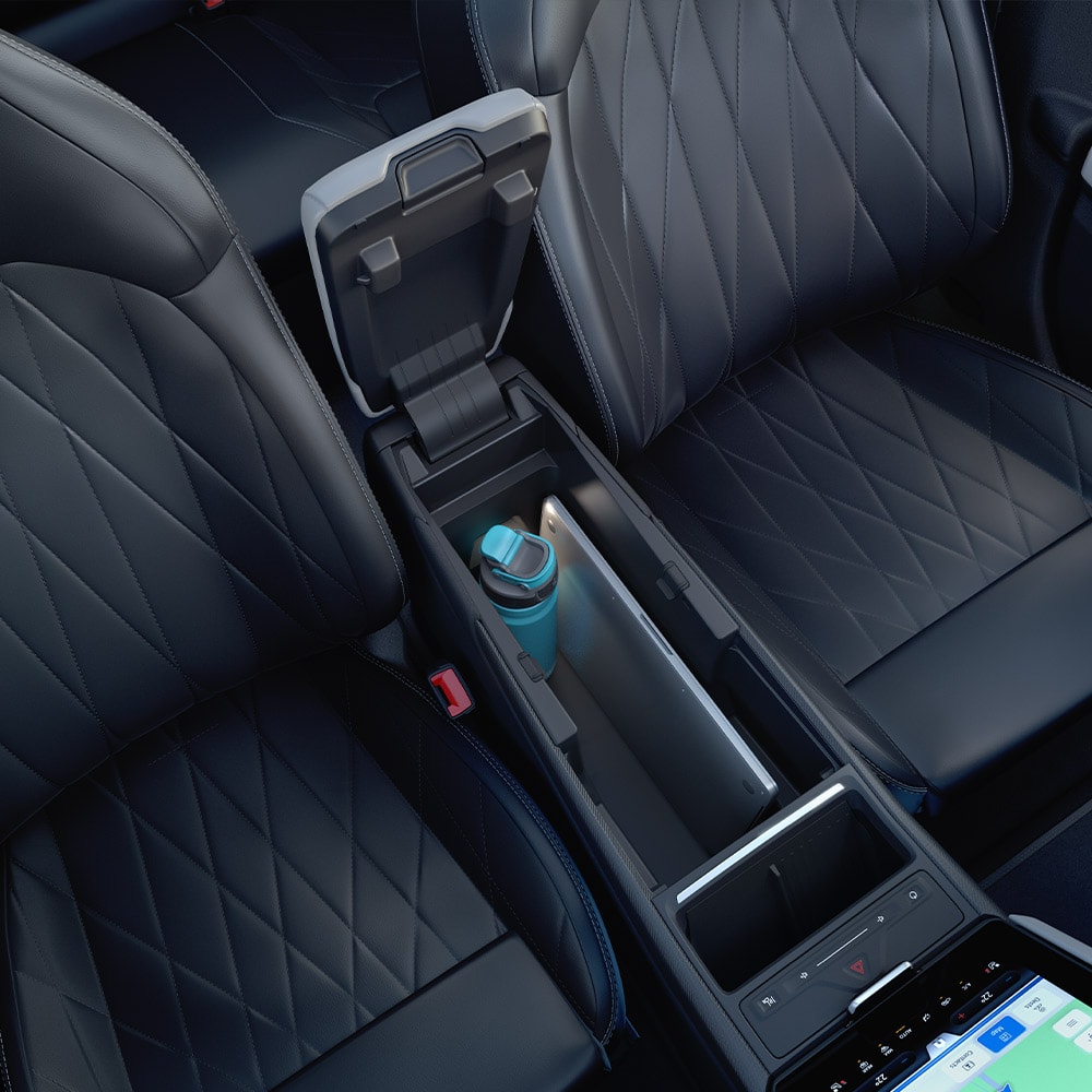 Nahaufnahme eines Laptops und einer Wasserflasche in der MegaConsole in der Mittelkonsole des Ford Explorer.