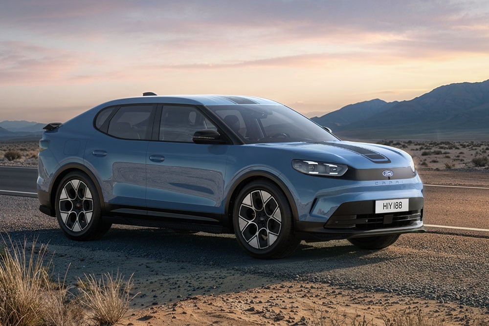 Der blaue Ford Capri®  fährt auf einer staubigen Bergstrasse.