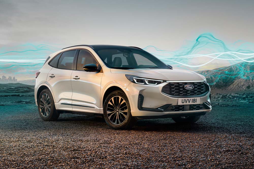 Ford Kuga Sound Edition in weiss, parkend mit grüner Schallwellengrafik im Hintergrund.