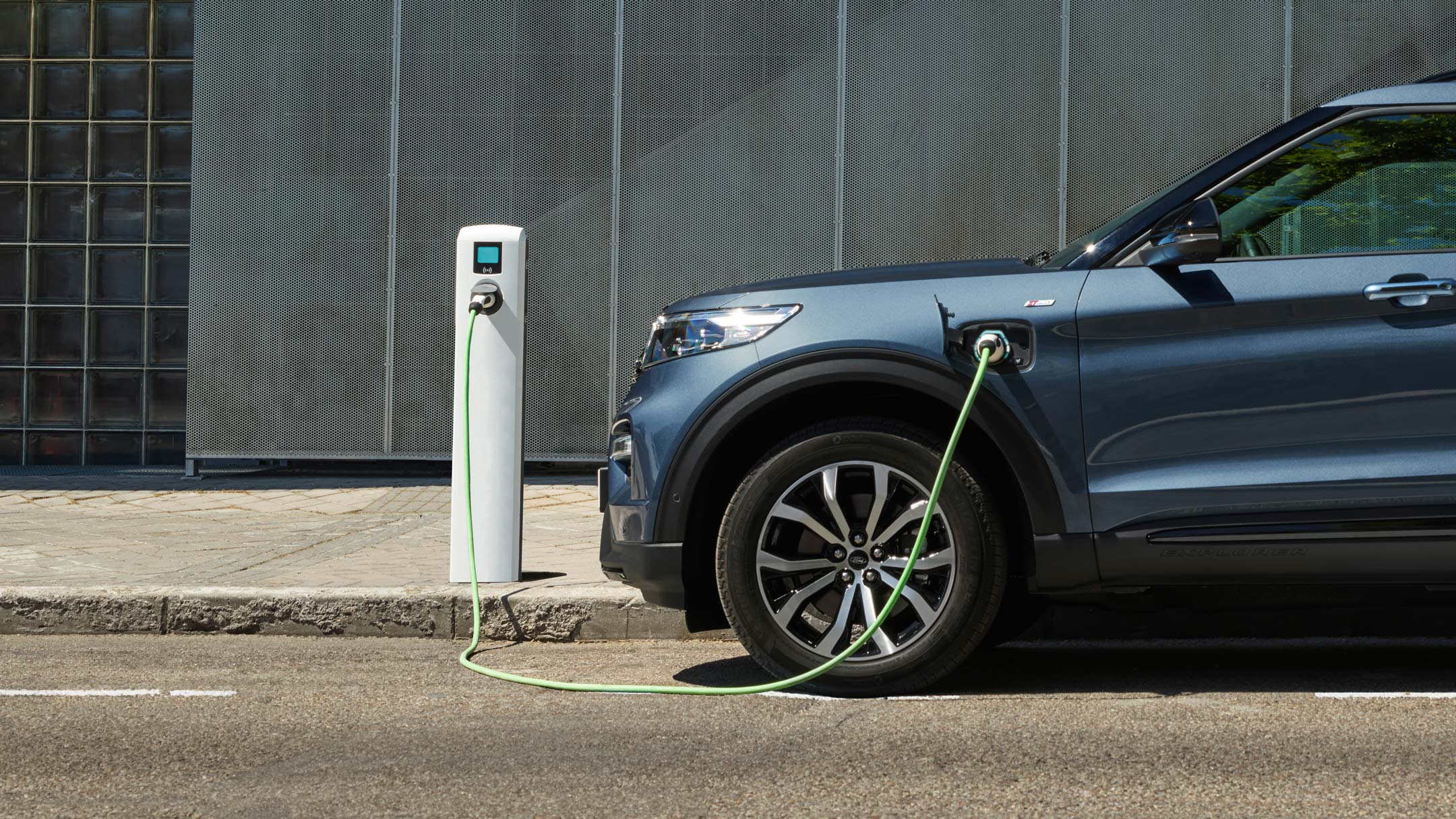 Ford Explorer Plug-In Hybrid öffentliche Ladestation Ford Explorer Plug-In Hybrid öffentliche Ladestation