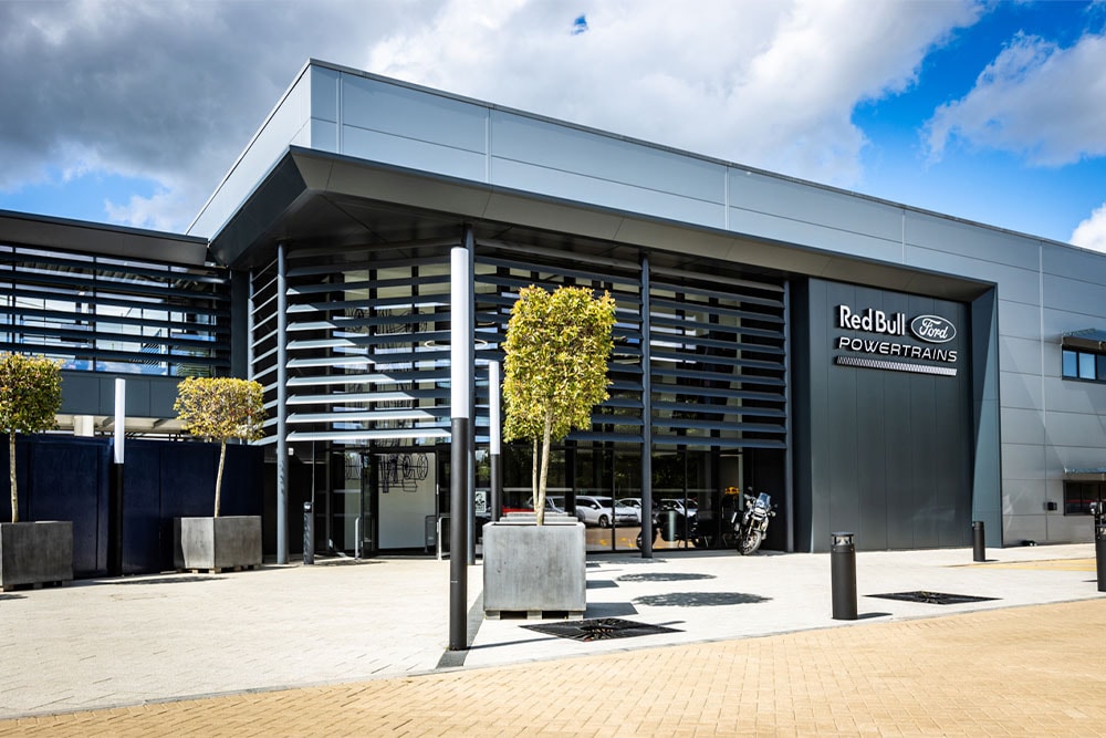 Der Hauptsitz von Red Bull Ford Powertrains – ein modernes Gebäude mit dem Firmenlogo auf der Aussenseite