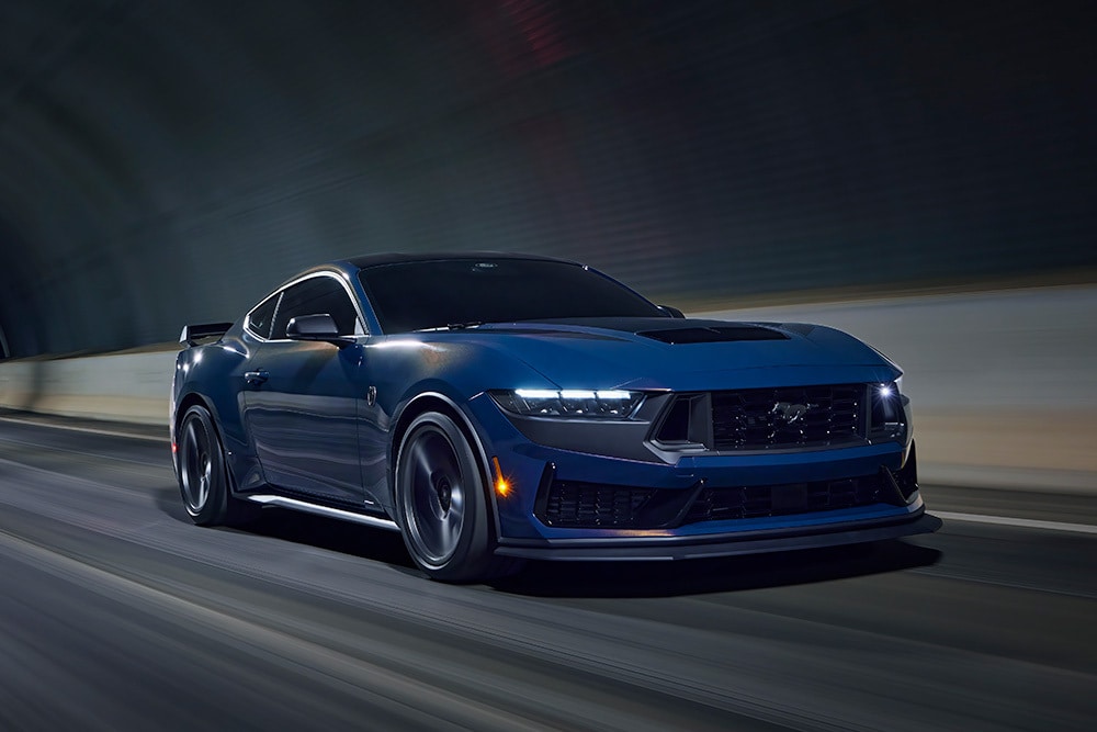Ein Sportwagen des Modells Ford Mustang in der Farbe Vapor Blue fährt durch einen Tunnel.