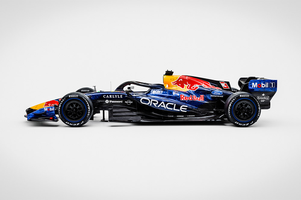 Ein schnittiger Red Bull Ford Formel-1-Rennwagen vor einem makellosen weißen Hintergrund mit den Sponsorenlogos von Ford und Red Bull.