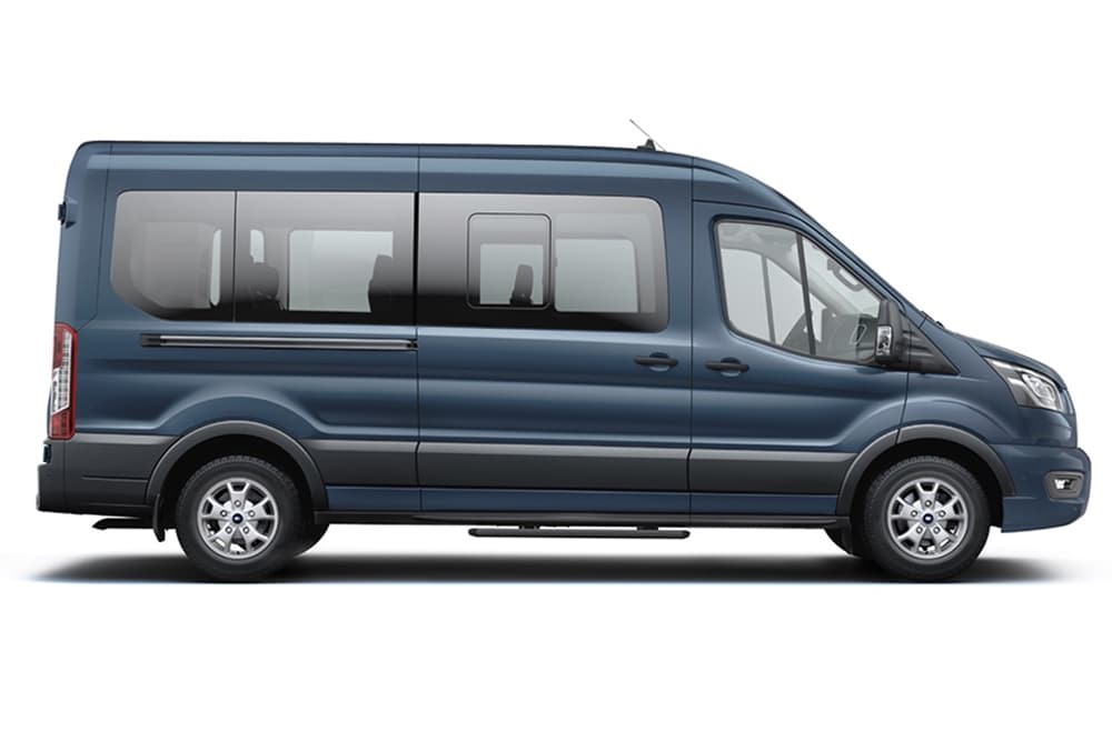 Blauer Ford Transit Minibus, ein Modell der Grossraumlimousinen- und Kleinbus-Reihe von Ford.